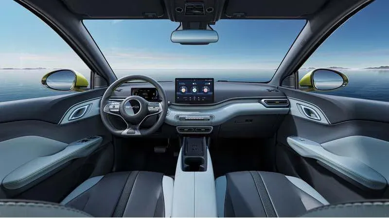 Interior do BYD Dolphin Mini com volante multifuncional e tela central