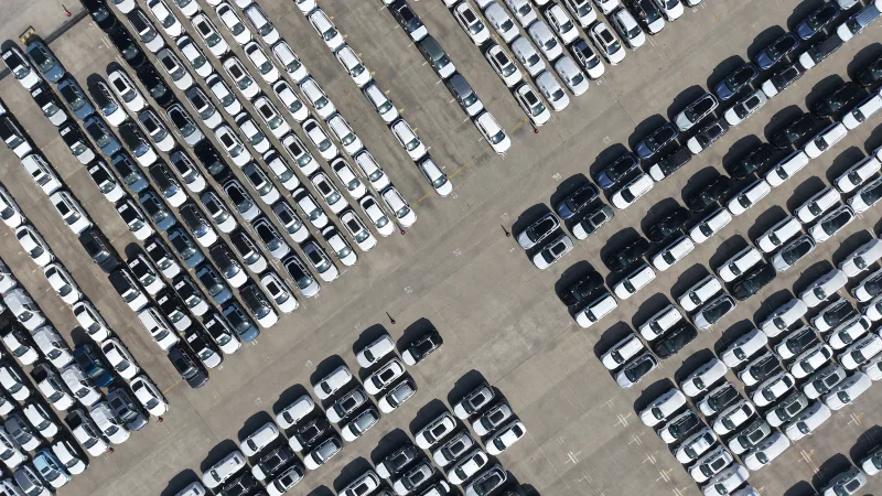 Milhares de carros novos estacionados em terminal portuário de Xangai