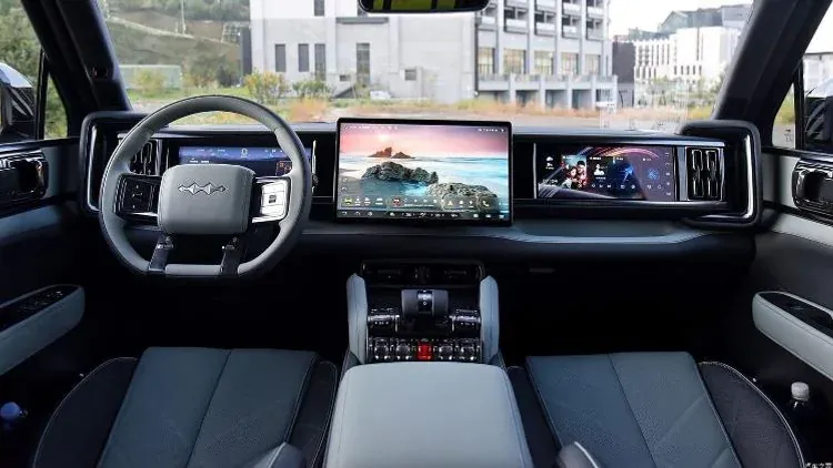 Interior do Denza B5 com três telas digitais e acabamento claro