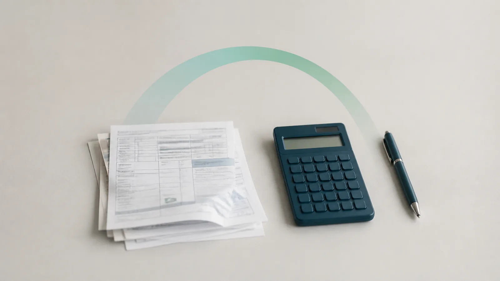 Contas, calculadora e caneta em composição minimalista sobre o prazo do Desenrola Brasil