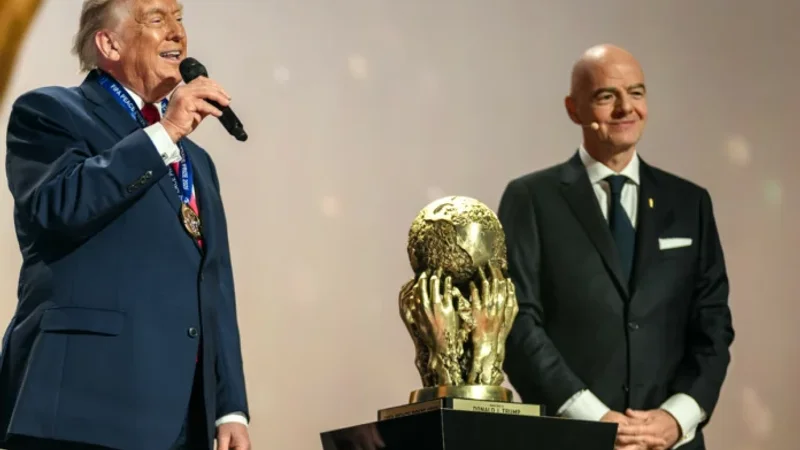 Donald Trump e o presidente da Fifa, Gianni Infantino, durante o sorteio da Copa de 2026 