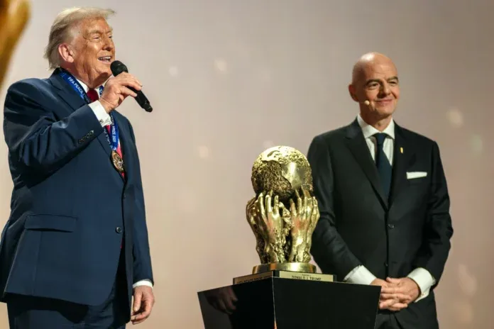 Donald Trump e o presidente da Fifa, Gianni Infantino, durante o sorteio da Copa de 2026 