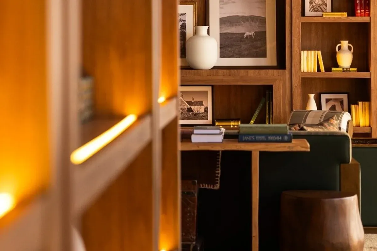 Ambiente interno com biblioteca em residência da Fazenda Santa Helena