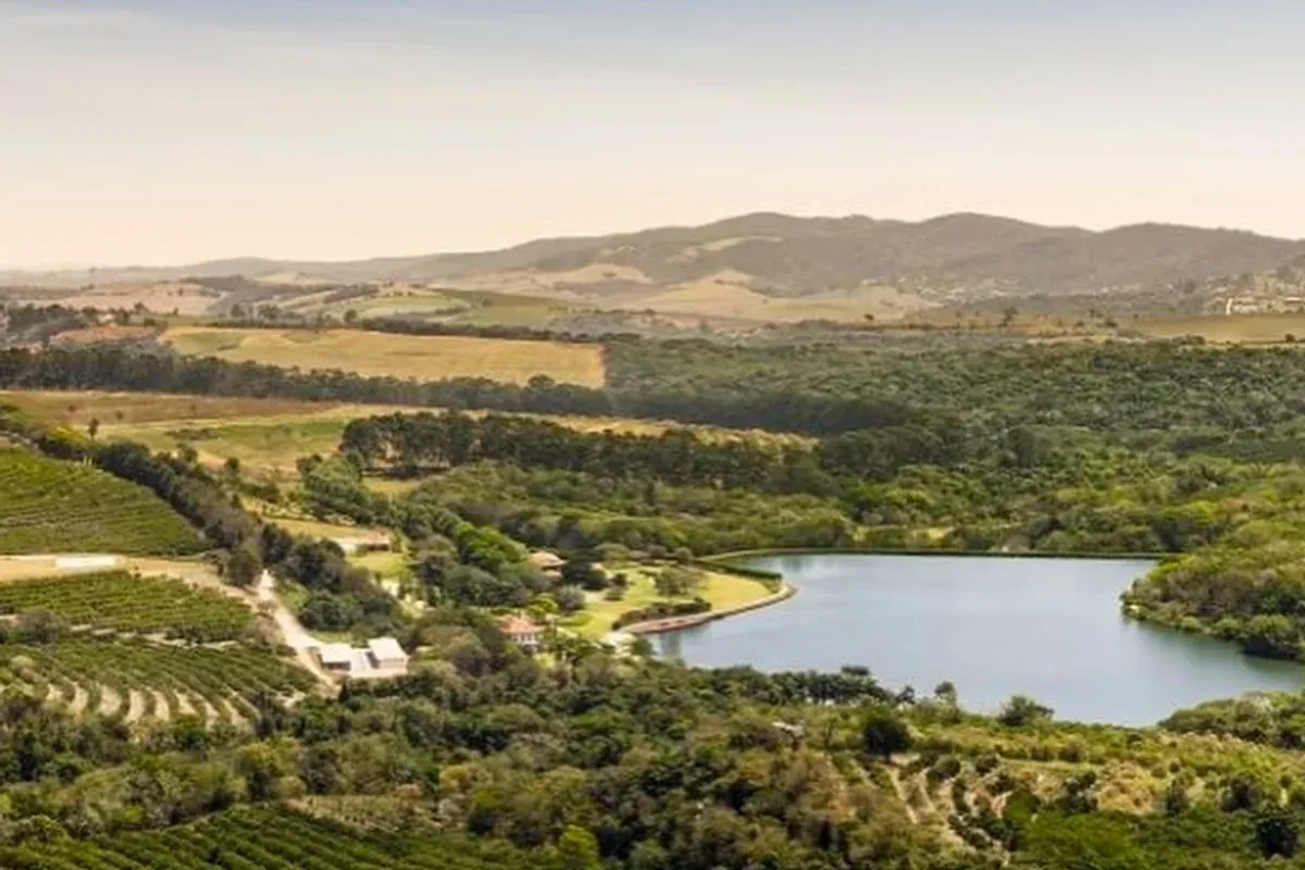 Vista aérea de lago e áreas verdes da Fazenda Santa Helena