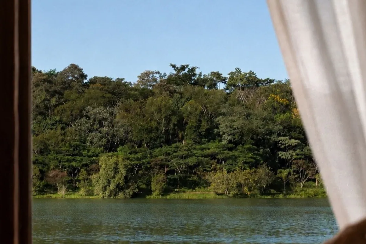 Vista de um lago a partir de residência na Fazenda Santa Helena