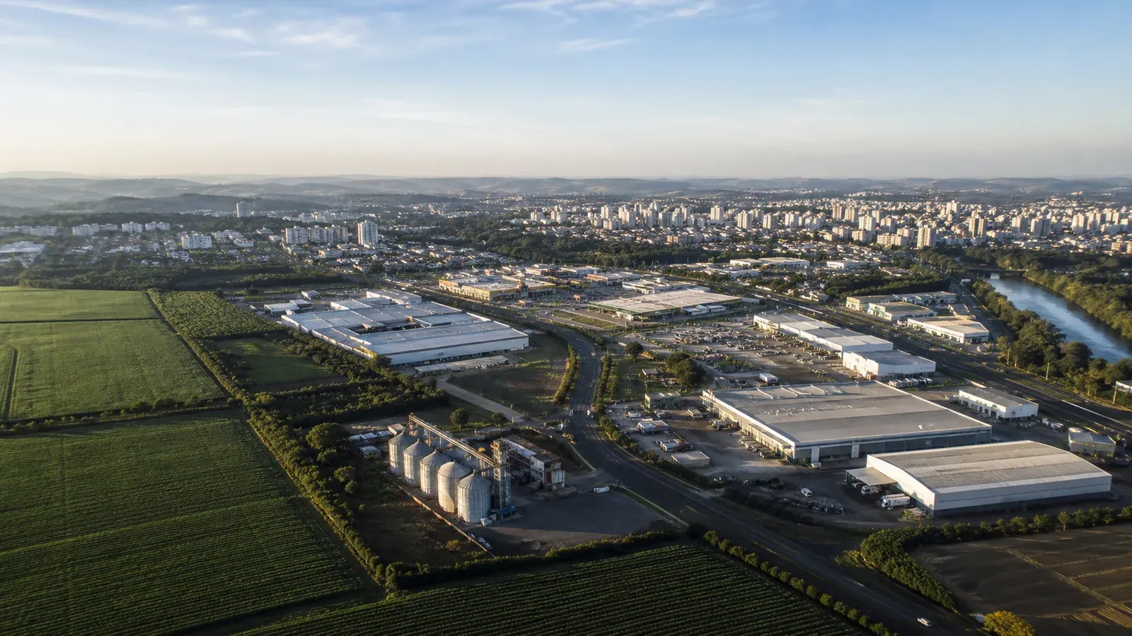 Vista aérea reúne agricultura, indústria e cidades na economia brasileira