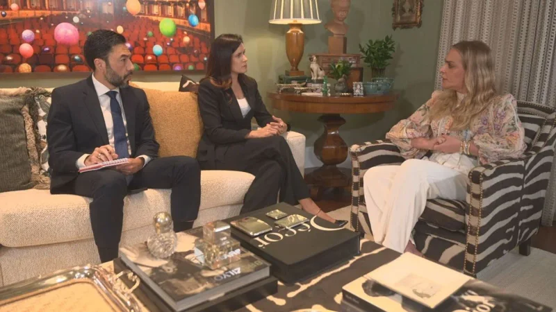 Roberta Luchsinger conversa com Iuri Pitta e Débora Bergamasco durante entrevista à CNN Brasil em seu apartamento