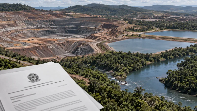 Mina a céu aberto com estruturas de contenção de água e documento de fiscalização ambiental